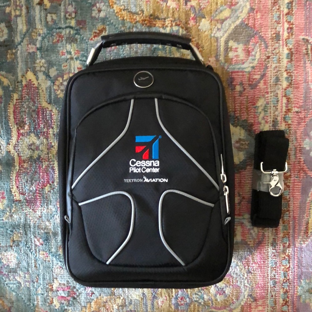 Travel bag for pilot
